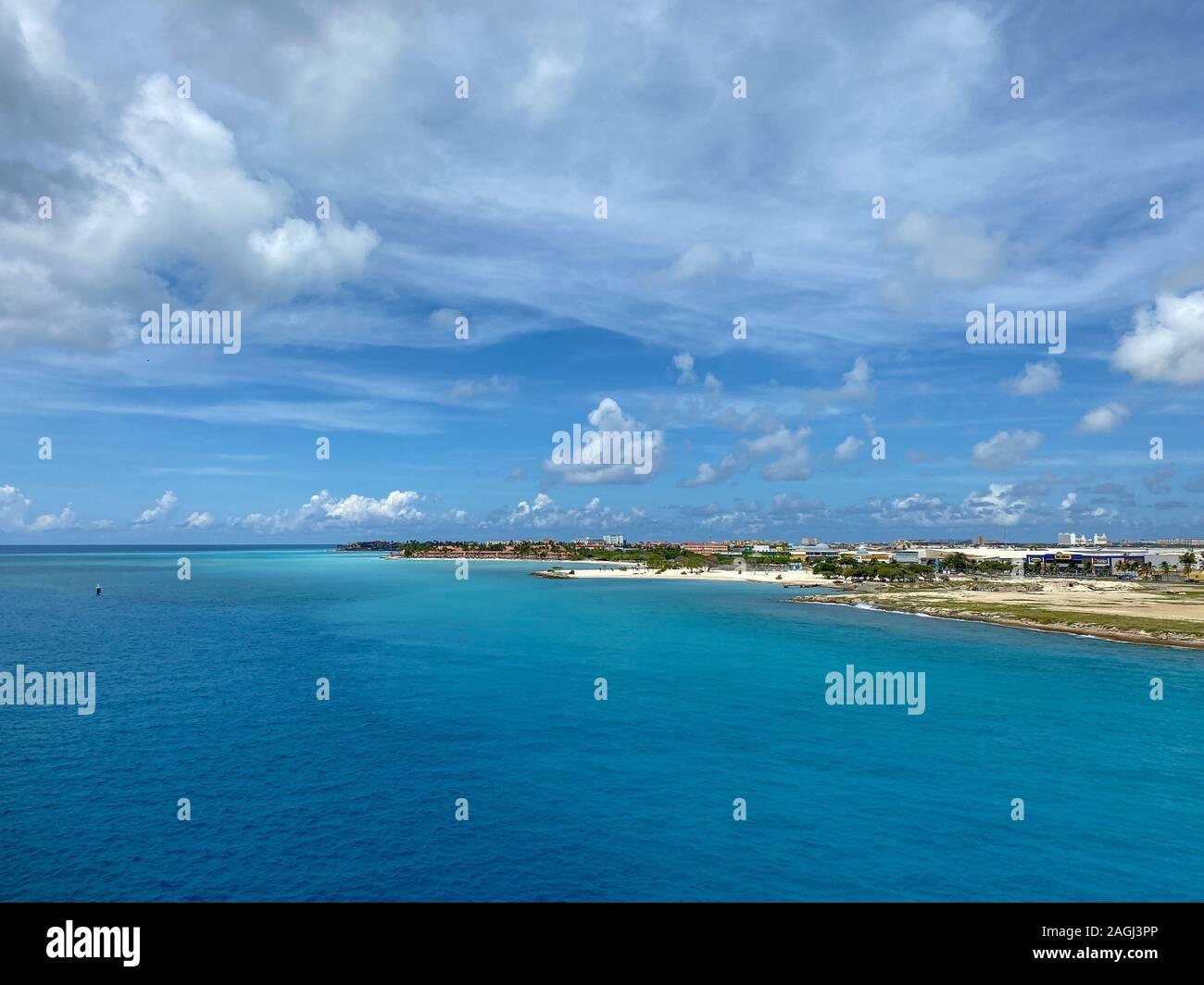 Aruba -11/2/19: Ein Blick auf die Küste von Aruba ein Schiff in den Hafen zu kommen. Stockfoto