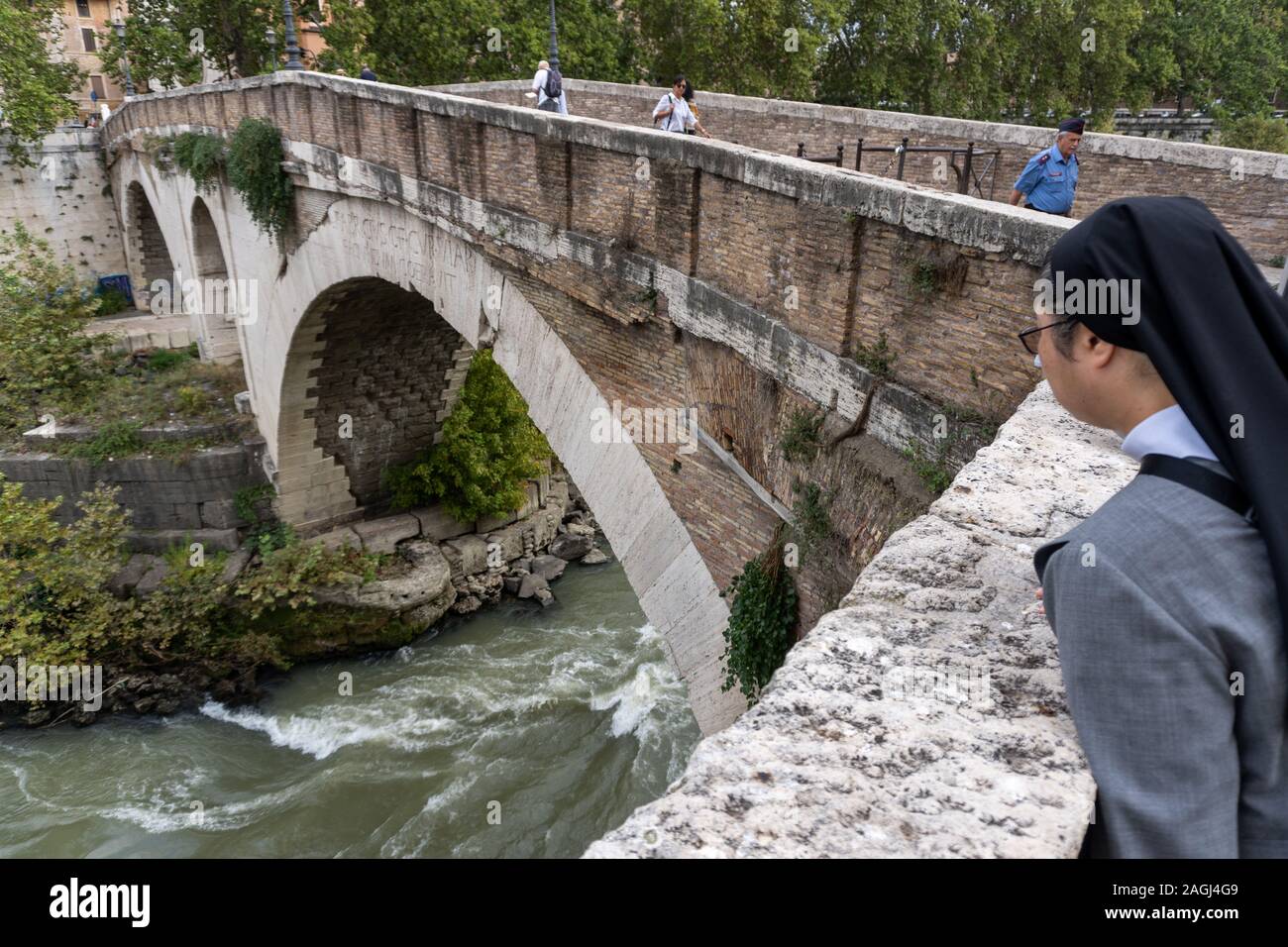 Die Stadt Rom, Die alte Brücke Ponte Fabricio im Zentrum Roms, ohne auf das Wasser des Tibers zu blicken Stockfoto