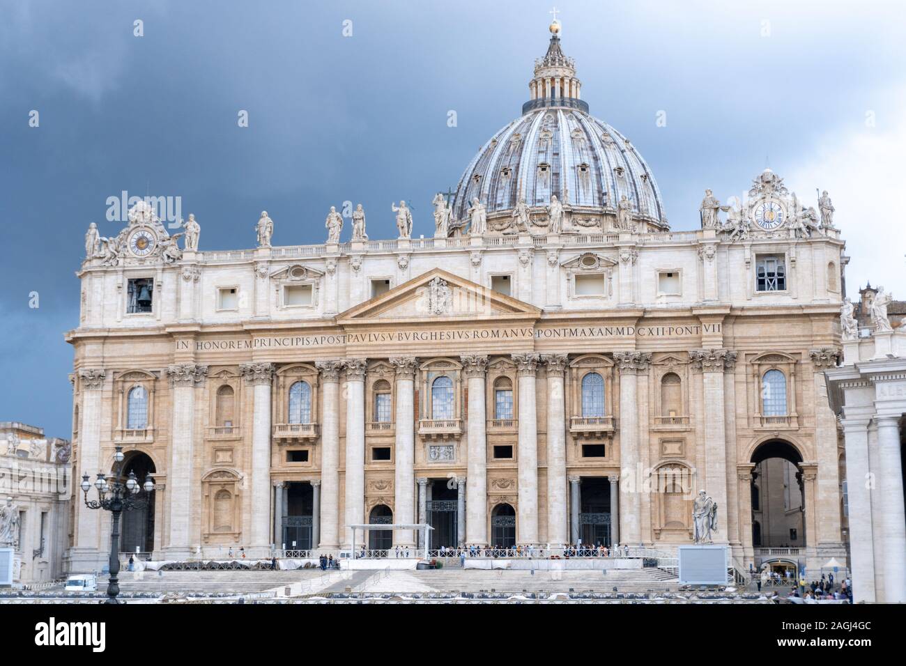 Piazza San Pietro mit der Basilika San Pietro im Vatikan, Rom Stockfoto
