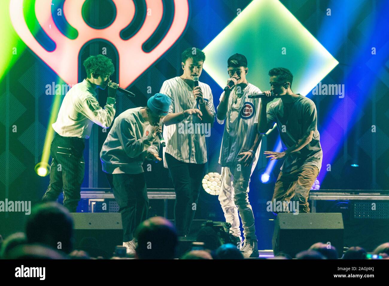 Dezember 18, 2019, Chicago, IL, US: ZACH HERRON, JACK AVERY, Jona MARAIS, CORBYN BESSON und DANIEL SEAVEY, warum machen wir nicht führt auf der Bühne bei KISS FM 103.5 Jingle Ball 2019 an der Allstate Arena in Rosemont, Illinois (Credit Bild: © Daniel DeSlover/ZUMA Draht) Stockfoto