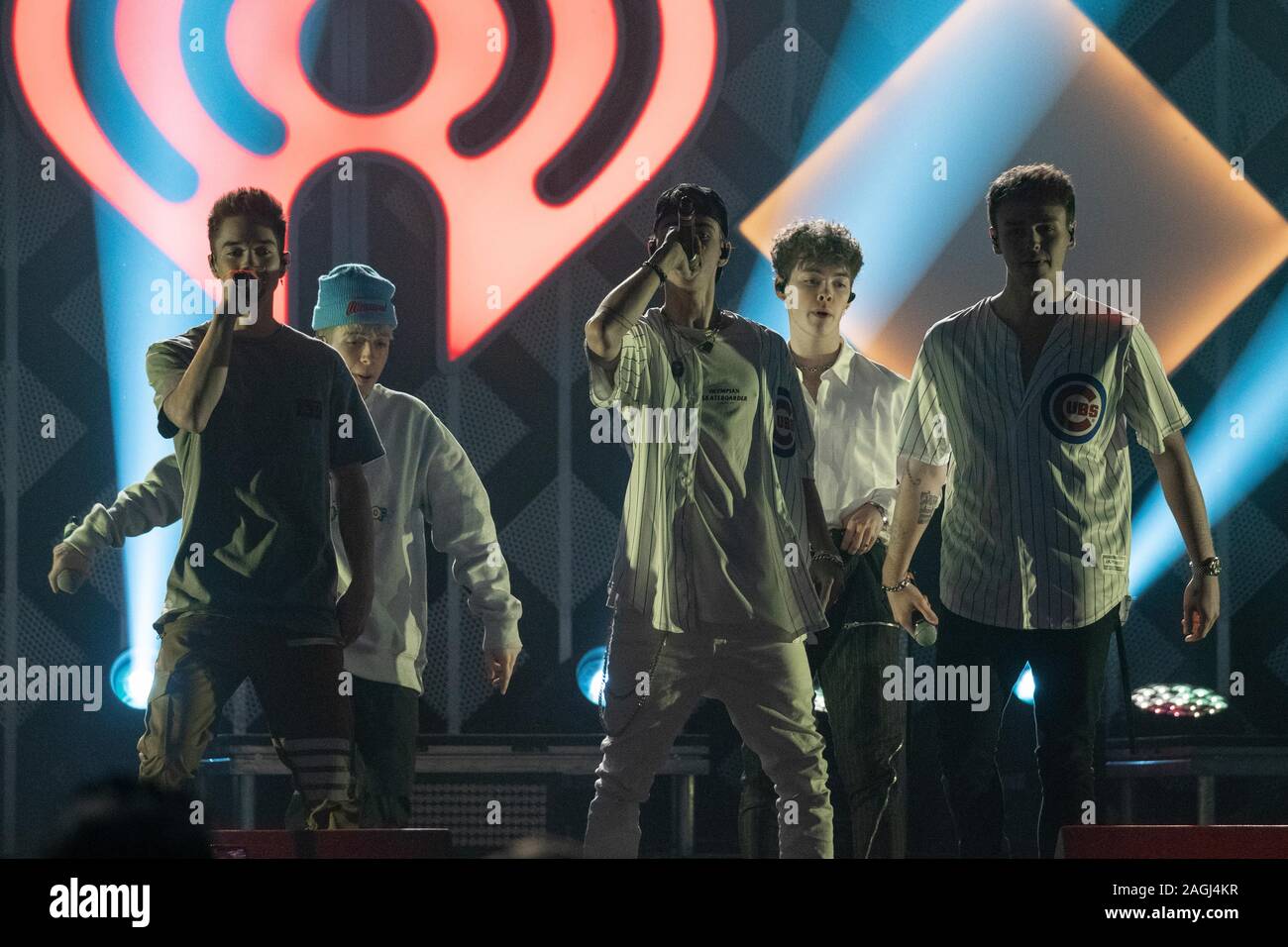 Dezember 18, 2019, Chicago, IL, US: DANIEL SEAVEY, JACK AVERY, CORBYN BESSON, ZACH HERRON und Jona MARAIS, warum gehen wir nicht auf die Bühne während der KISS FM 103.5 Jingle Ball 2019 an der Allstate Arena in Rosemont, Illinois (Credit Bild: © Daniel DeSlover/ZUMA Kabel durchführen) Stockfoto