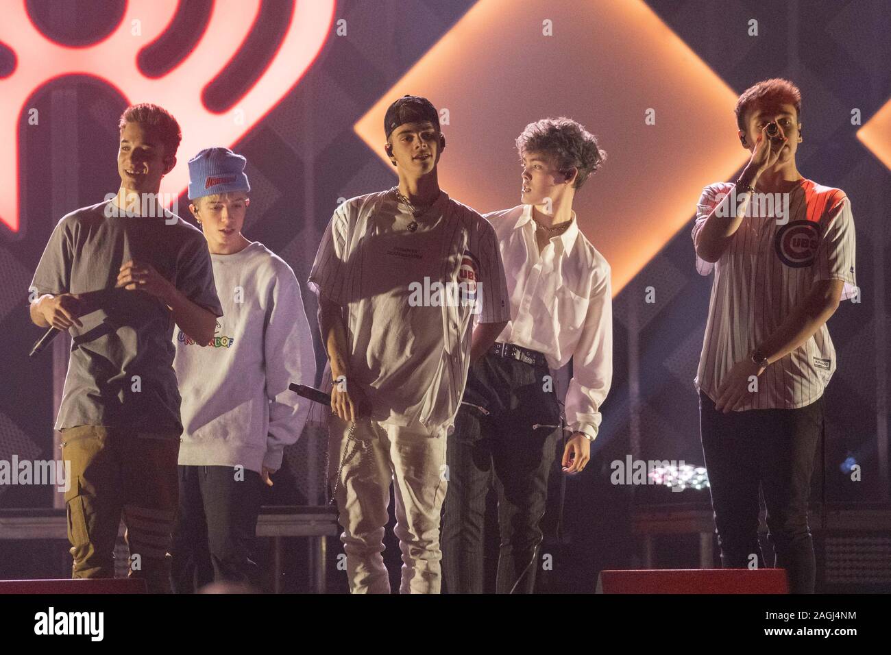 Dezember 18, 2019, Chicago, IL, US: DANIEL SEAVEY, JACK AVERY, CORBYN BESSON, ZACH HERRON und Jona MARAIS, warum gehen wir nicht auf die Bühne während der KISS FM 103.5 Jingle Ball 2019 an der Allstate Arena in Rosemont, Illinois (Credit Bild: © Daniel DeSlover/ZUMA Kabel durchführen) Stockfoto