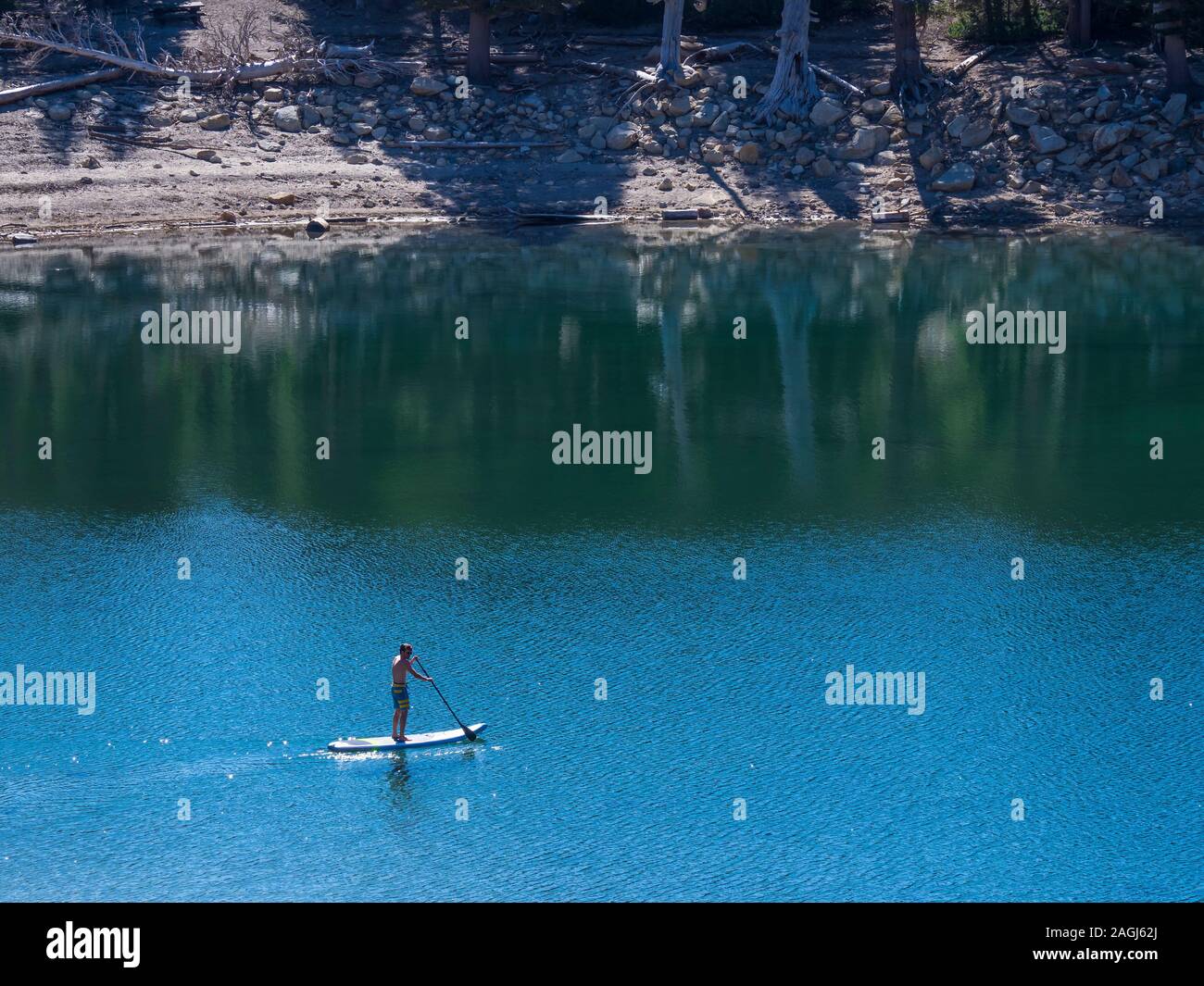 Stand-up Paddle boarder am Hufeisensee, Mammoth Lakes, California. Stockfoto