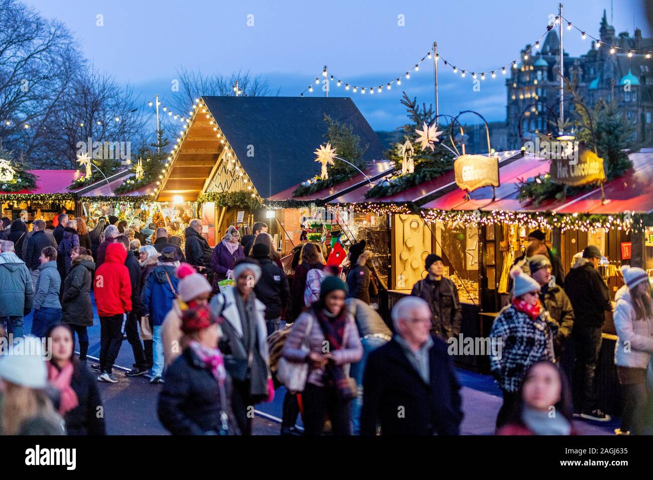 Menschenmassen von Einkäufern, die die Stände auf dem Edinburgher Weihnachtsmarkt in den Princes Street Gardens, Edinburgh, Schottland, UK, durchstöbern Stockfoto
