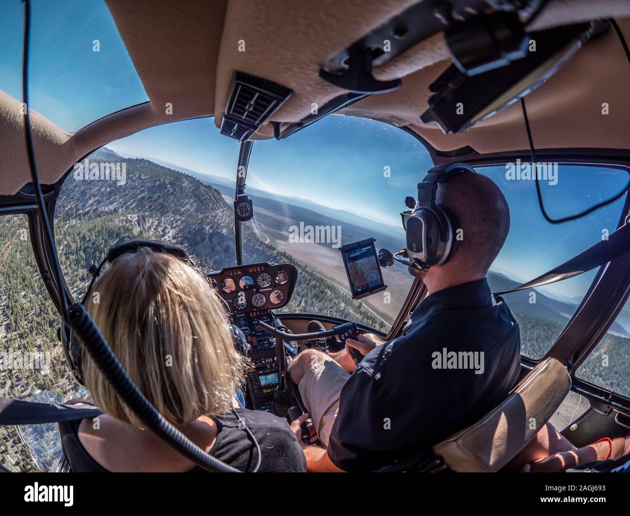 An Bord einer Robinson R44 Helikopters oberhalb des Owens Valley, Kalifornien. Stockfoto