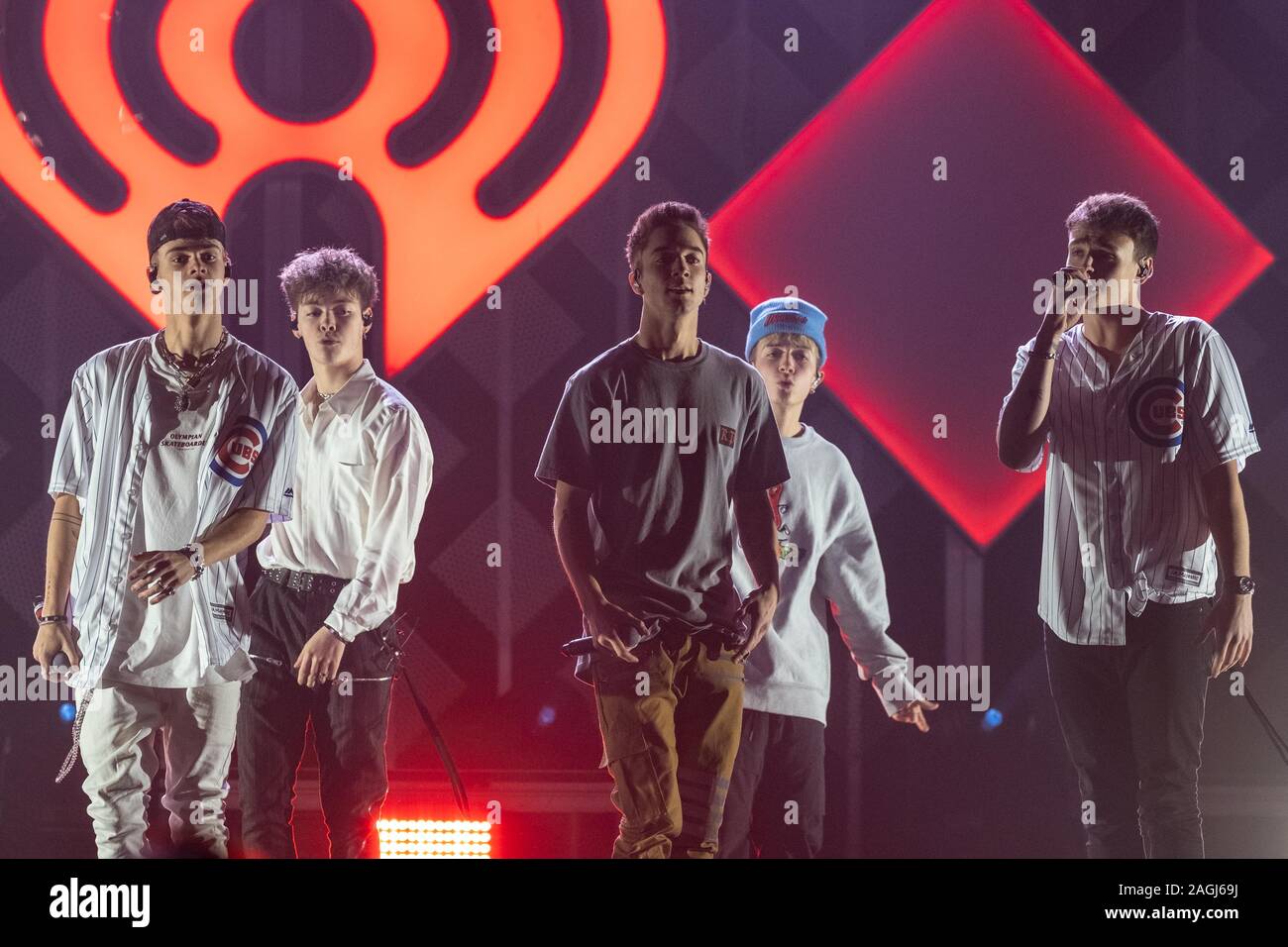 Dezember 18, 2019, Chicago, IL, US: CORBYN BESSON, ZACH HERRON, DANIEL SEAVEY, JACK AVERY und Jona MARAIS, warum gehen wir nicht auf die Bühne während der KISS FM 103.5 Jingle Ball 2019 an der Allstate Arena in Rosemont, Illinois (Credit Bild: © Daniel DeSlover/ZUMA Kabel durchführen) Stockfoto