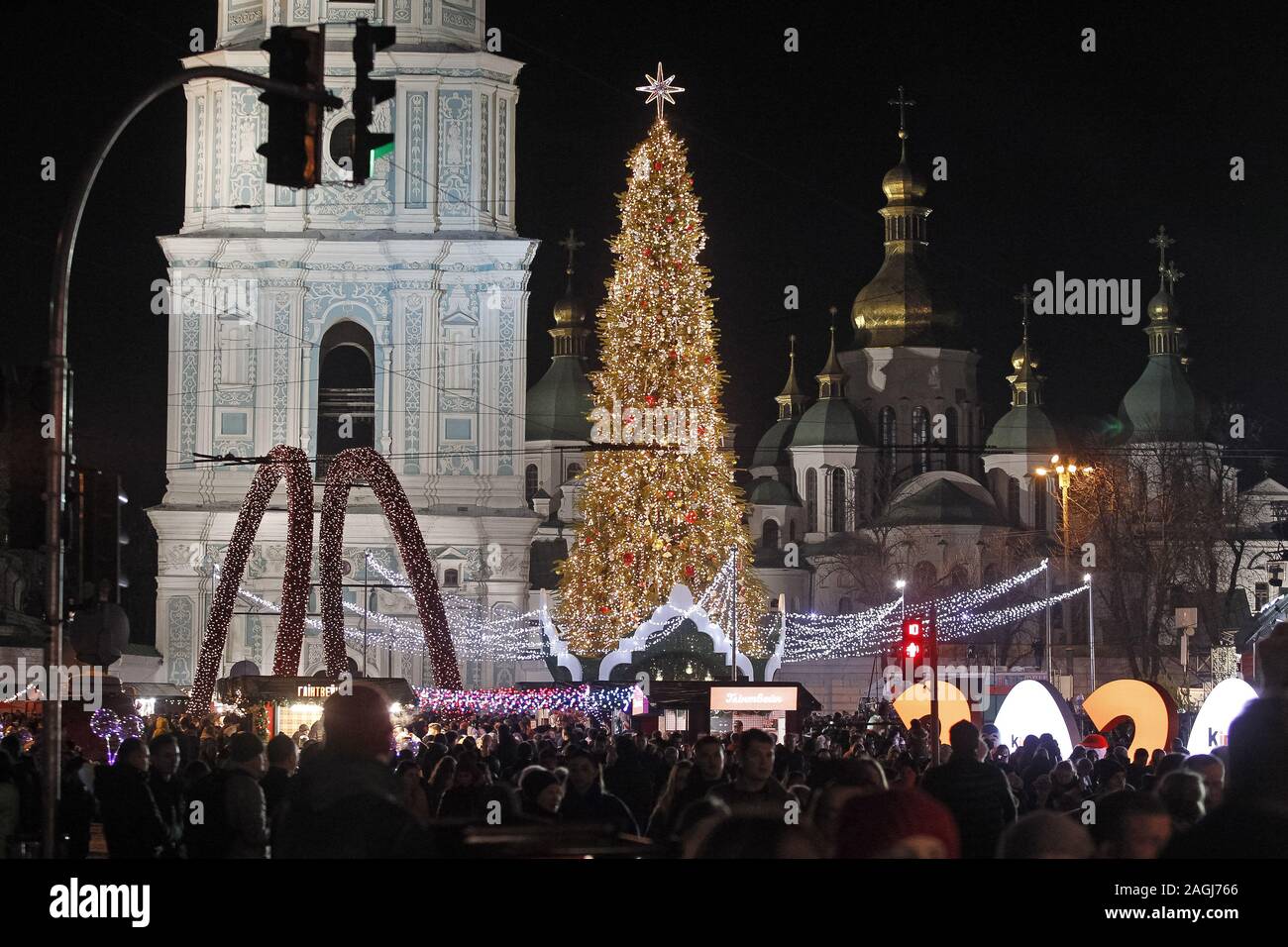 Kiew, Ukraine. 19 Dez, 2019. Die wichtigsten Weihnachtsbaum während der Zeremonie in der St. Sophia in Kiew. Die wichtigsten Weihnachtsbaum des Landes, deren Höhe mehr als 20 Meter hoch, ist mit etwa Tausend themed Spielwaren und ca. 4 km von bunten Girlanden dekoriert, entsprechend dem offiziellen Portal der ukrainischen Hauptstadt. Riesige Figuren der Nussknacker und Helden der animierten Serie über kosaken "Guard" der Weihnachtsbaum. Die Eröffnung der Ukrainischen main Weihnachtsbaum 2020 fand am 19. Dezember auf St. Nikolaus Tag. (Bild: © pavlo Gontschar/SOPA Bilder Stockfoto