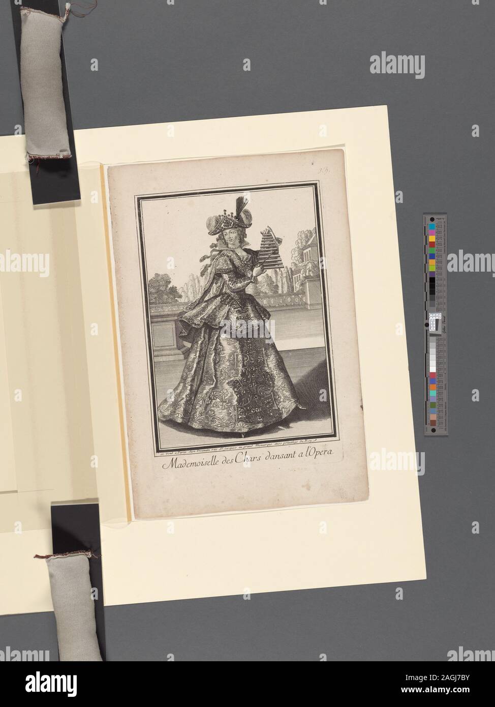 Im Stil von Jean Bérain. Volle Länge, nach rechts, Blick über die rechte Schulter nach links; auf das rechte Bein, linken Fuß zur Seite. Spielen eine Glocke Lyra. Das Tragen eines schweren, Bejeweled und dekoriert, Kleid, Länge, mit sehr kurzen Overskirt; engen Ärmeln, mit kurzen zweiten Hülse; kurze Kap; Dreispitz mit Juwelen, Federn und Daunen. Hintergrund mit Balkon und Garten. Nr. 315 in der oberen rechten Ecke.; Mademoiselle des Chars dansant a l'Opera. Stockfoto
