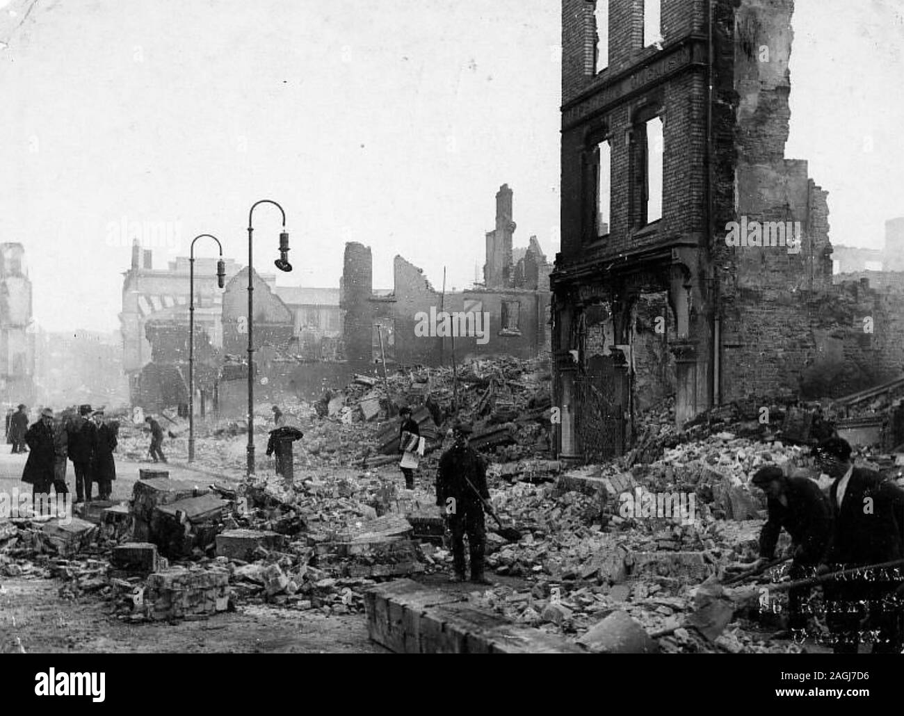 Die VERBRENNUNG VON CORK Schutt 1921 Clearing an der St. Patrick's Street. Stockfoto