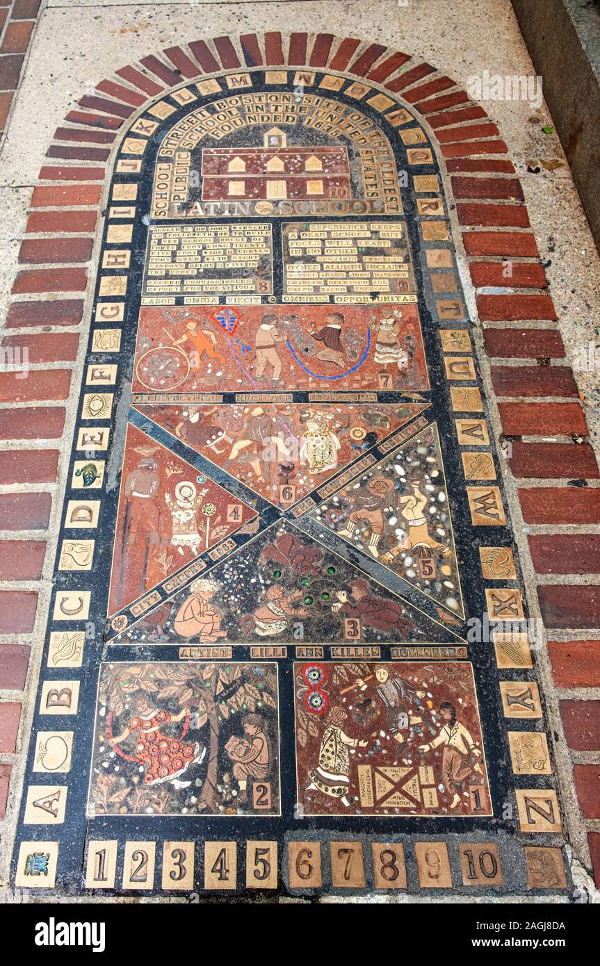 Mosaik auf Boston Bürgersteig, Teil der Freedom Trail, älteste Schule in Boston. Stockfoto