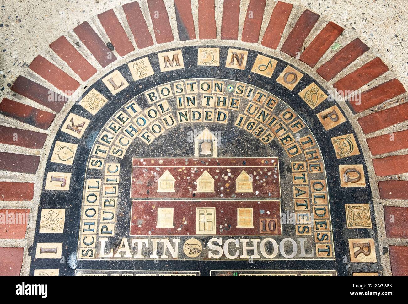 Mosaik auf Boston Bürgersteig, Teil der Freedom Trail, älteste Schule in Boston. Stockfoto