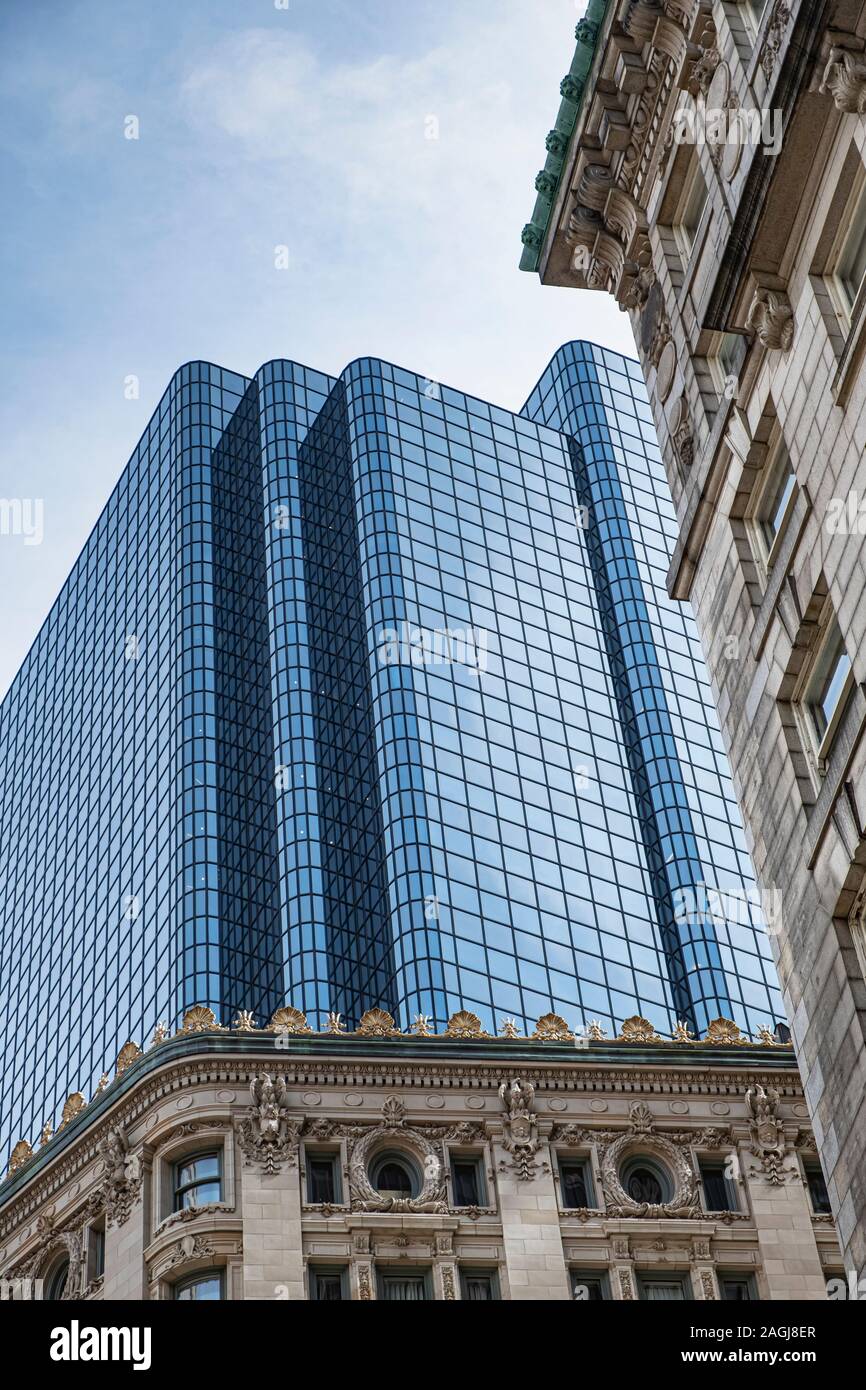 Modernes Glas Sky Scraper hinter einige ältere Gebäude in Boston, MA, USA Stockfoto