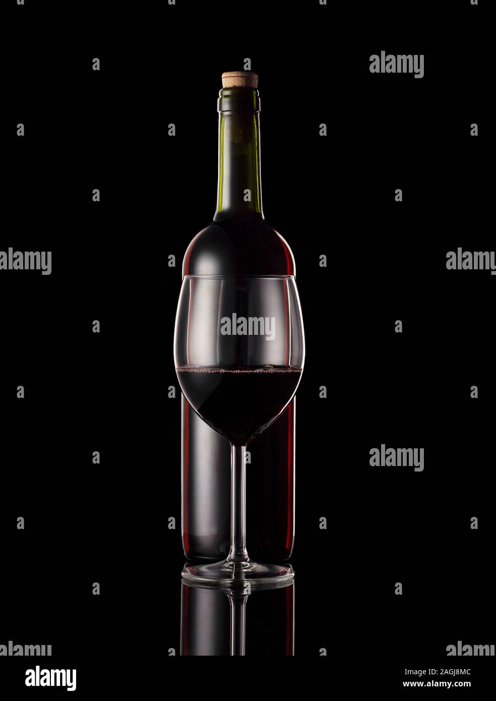 Rotwein Flasche und Glas mit schwarzem Hintergrund und rim Beleuchtung. Stockfoto