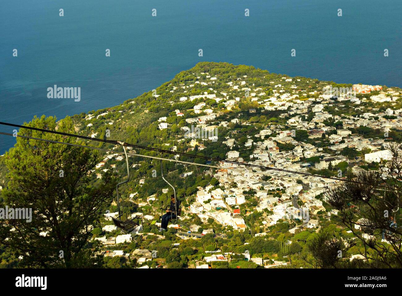 Blick auf Capri von Monte Solaro mit Kabel-Sessellift, Capri, Kampanien ...