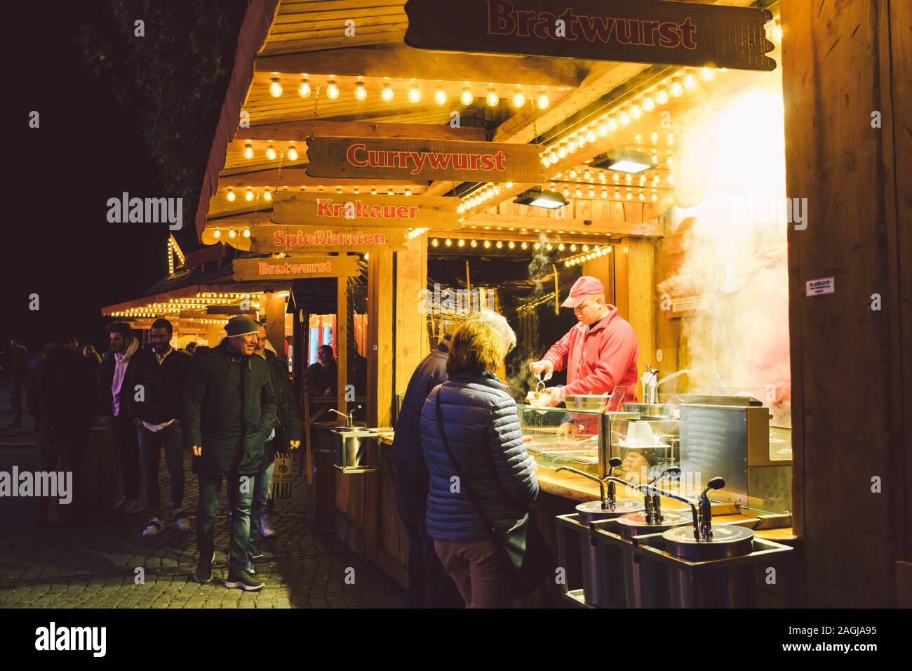 Kioske mit traditionellem Essen in der Weihnachtsmarkt in Düsseldorf, Deutschland Oktober 29, 2018. Stände mit Essen und heißen Getränken an der Altstadt. Weihnachten Stockfoto