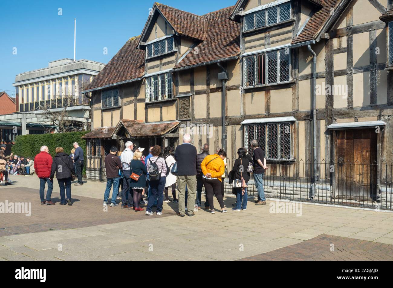 Touristen eine geführte Tour von William Shakespeares Geburtshaus, Stratford-upon-Avon, Großbritannien Stockfoto