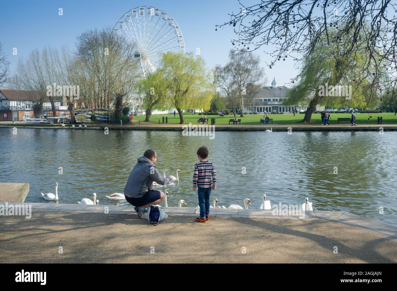 Vater und Sohn genießen Sie einen Tag in Stratford-upon-Avon, Großbritannien Stockfoto