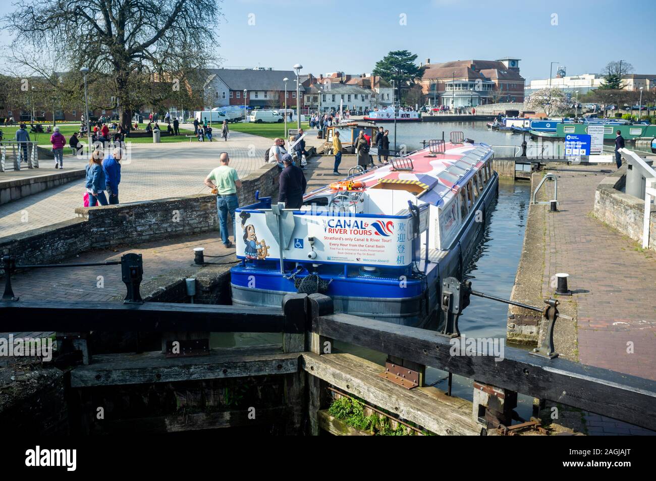 Fluss Schloss in Stratford-upon-Avon, Großbritannien, mit einem Boot. Stockfoto