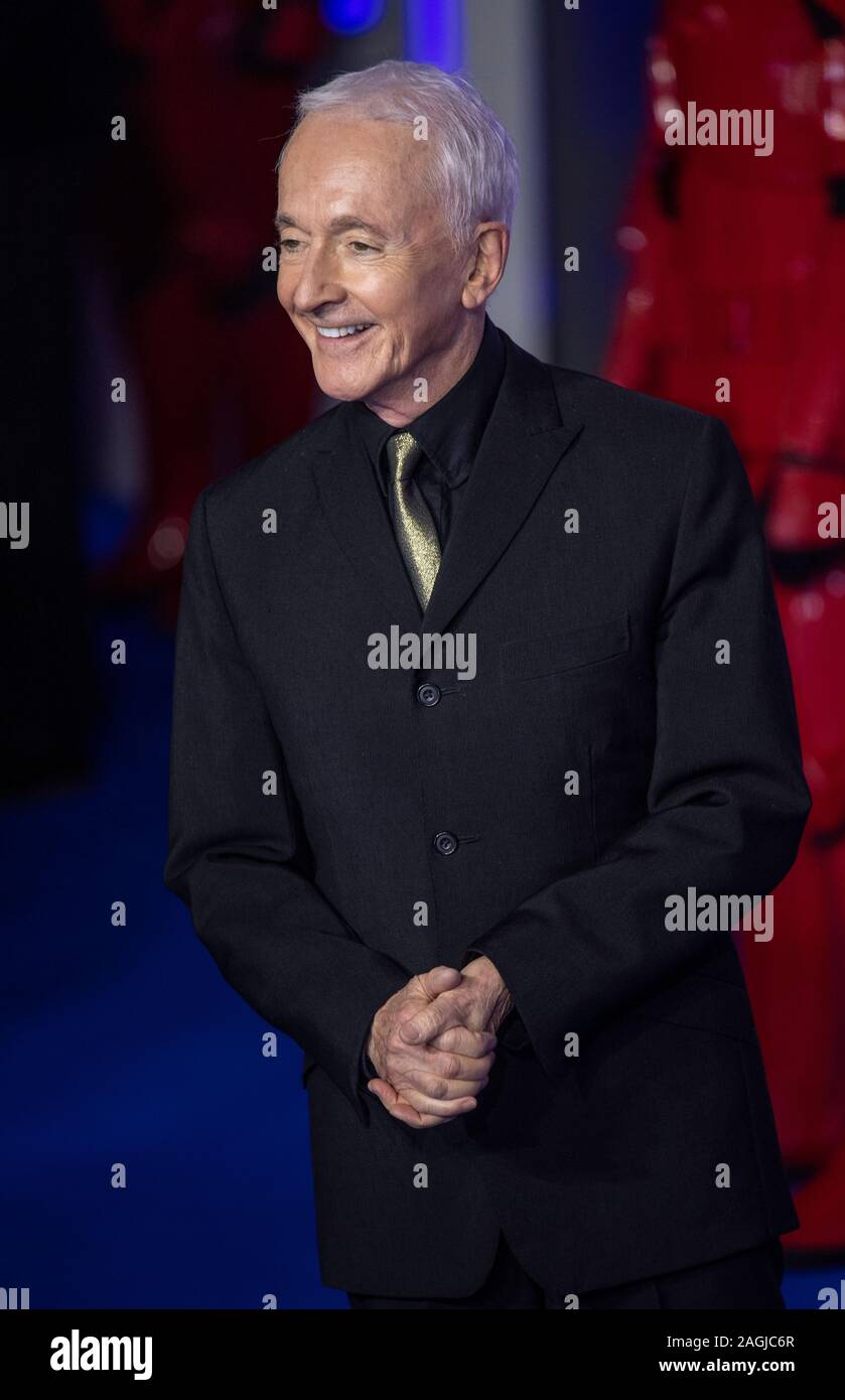 LONDON, ENGLAND - Dezember 18: Anthony Daniels nimmt die Europäische Premiere von 'Star Wars: Der Aufstieg der Skywalker" im Cineworld Leicester Square auf De Stockfoto