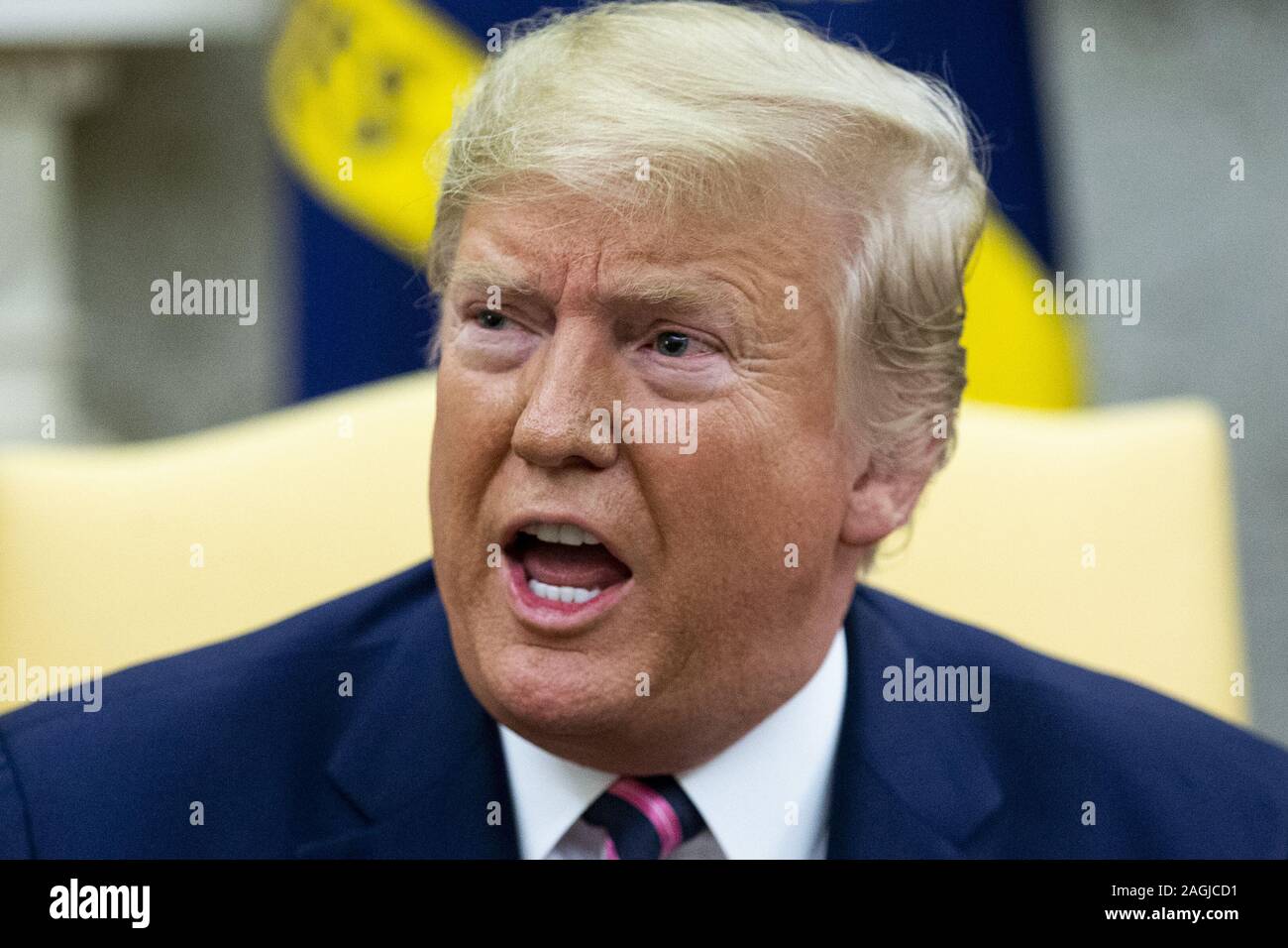 Washington, United States. 19 Dez, 2019. US-Präsident Donald J. Trumpf beteiligt sich an einem Treffen mit Vertreter Jeff Van Drew (nicht abgebildet) von New Jersey am Tag nach dem US-Repräsentantenhaus Trumpf, im Oval Office des Weißen Hauses in Washington, DC, am 19. Dezember 2019 angeklagt. Vertreter Jeff Van zog von New Jersey war einer von drei Demokraten, dass Parteiübergreifenden eine oder beide der Amtsenthebung Artikel im Repräsentantenhaus verabschiedet, zu widersetzen. Van Drew hat gesagt, daß er auf der Republikanischen Partei. Foto von Michael Reynolds Quelle: UPI/Alamy leben Nachrichten Stockfoto