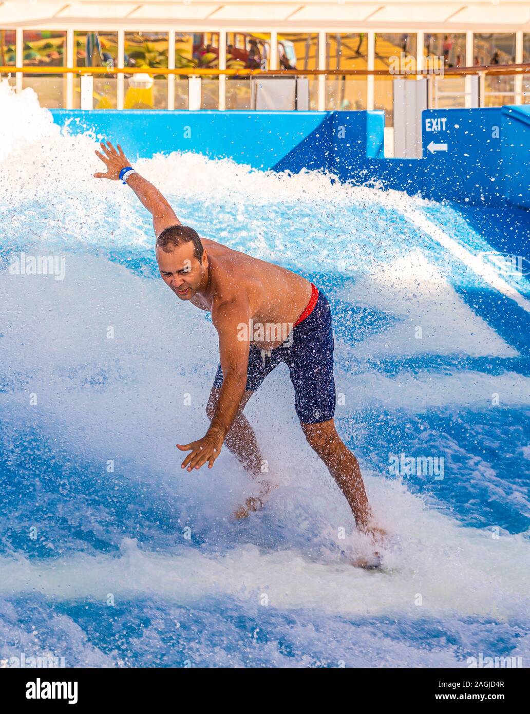 Man Balancieren auf Flow Rider Stockfoto