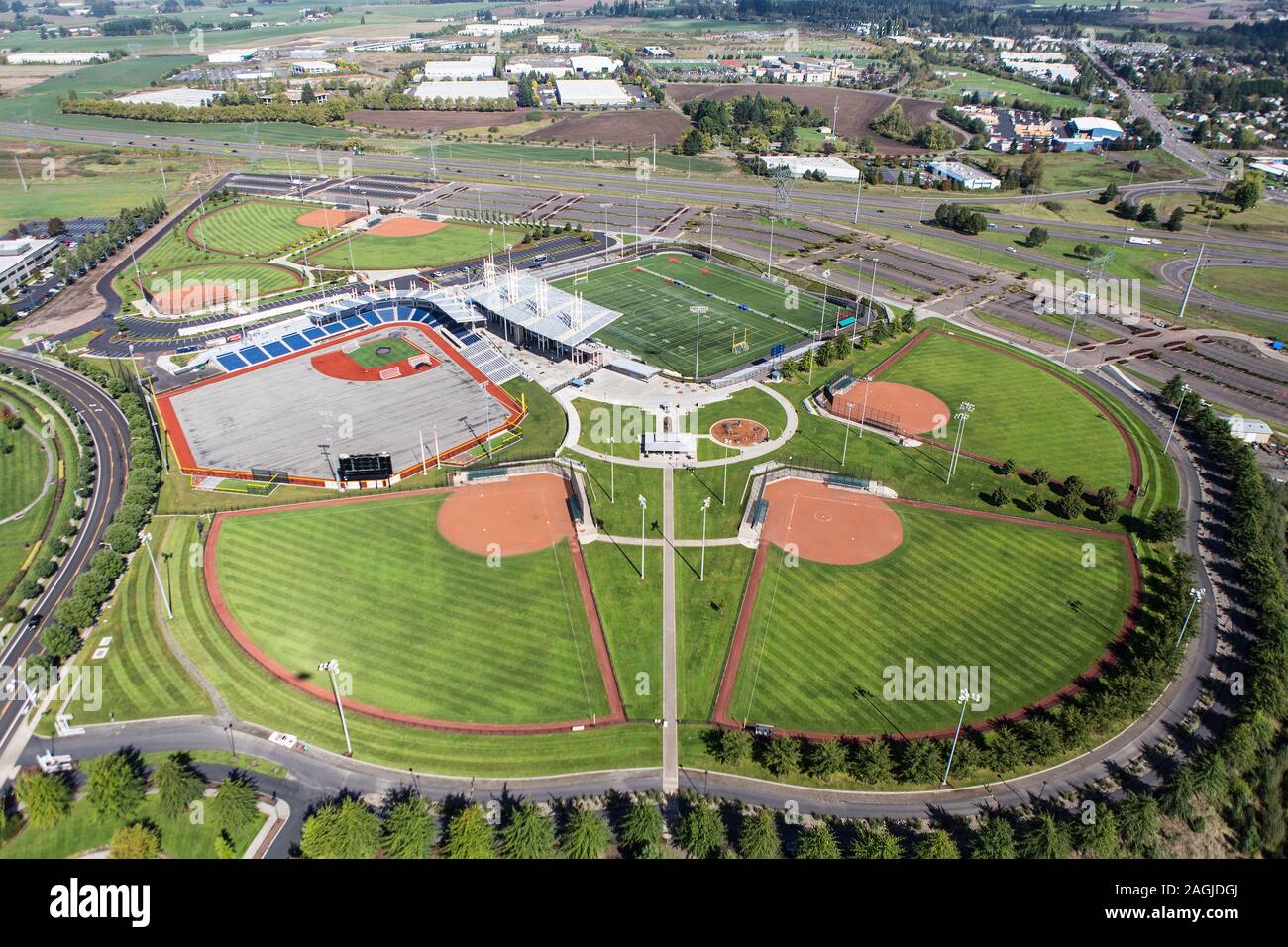 Luftaufnahme von Baseball, Fußball spielen der Felder und suburbanen Gemeinschaft Parklandschaft in Hillsboro/Oregon, USA. Stockfoto