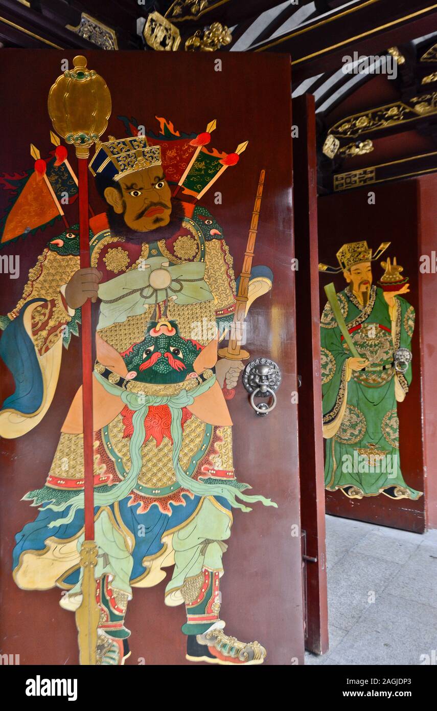 Stadt Gottes Tempel von Shanghai (China). Tür am Haupteingang lackiert Stockfoto