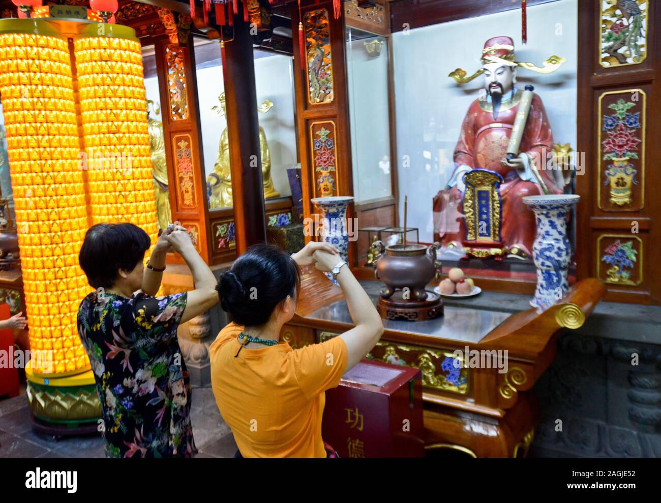 Frauen beten in der Stadt Gottes Tempel von Shanghai (China) Stockfoto