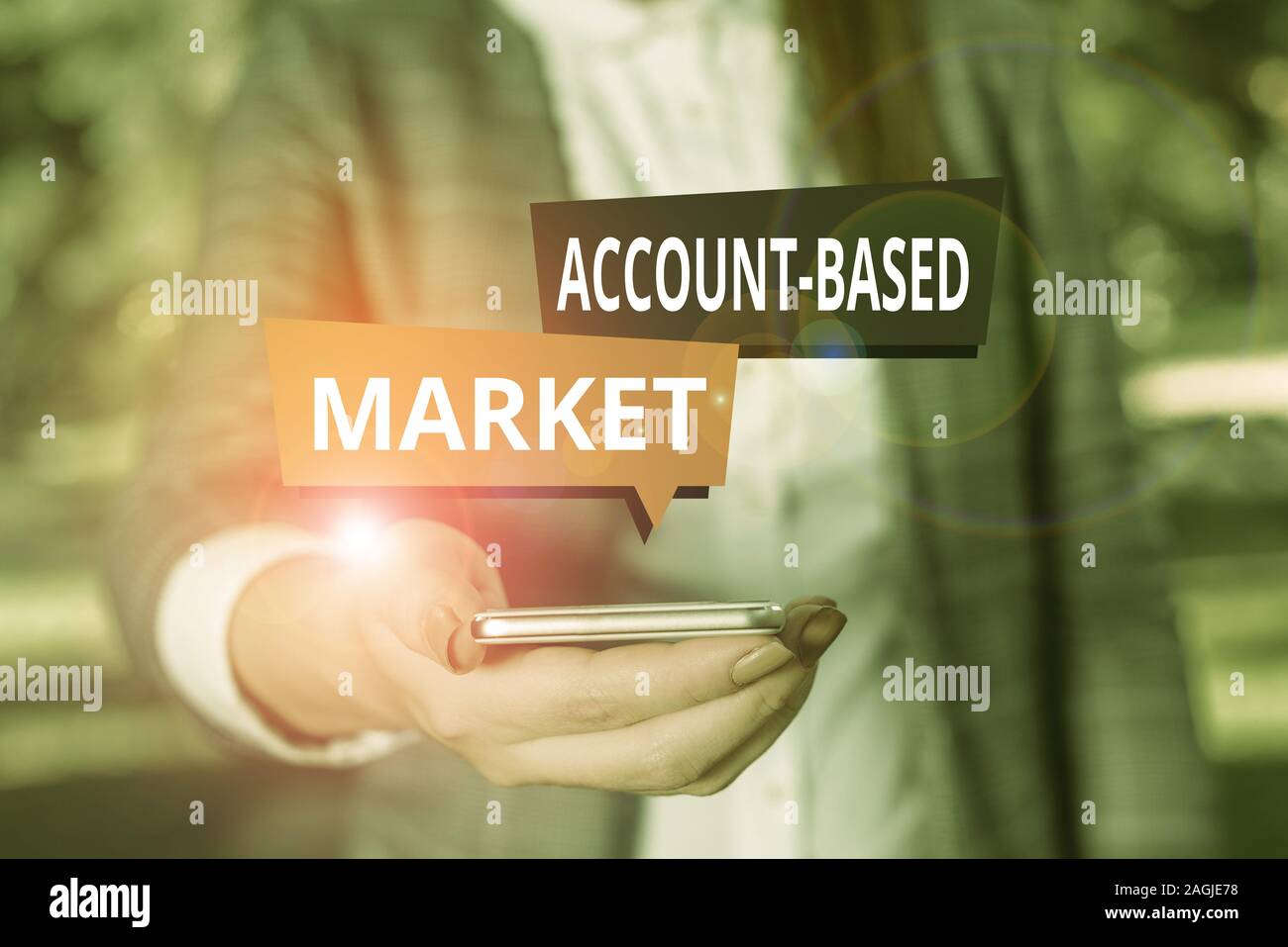 Text Zeichen, die den jeweiligen Markt. Business Foto zur Schau stellen Ressourcen Ziel eine wichtige Gruppe von spezifischen Konten Frau in Grau Suiten hält Mobile Stockfoto