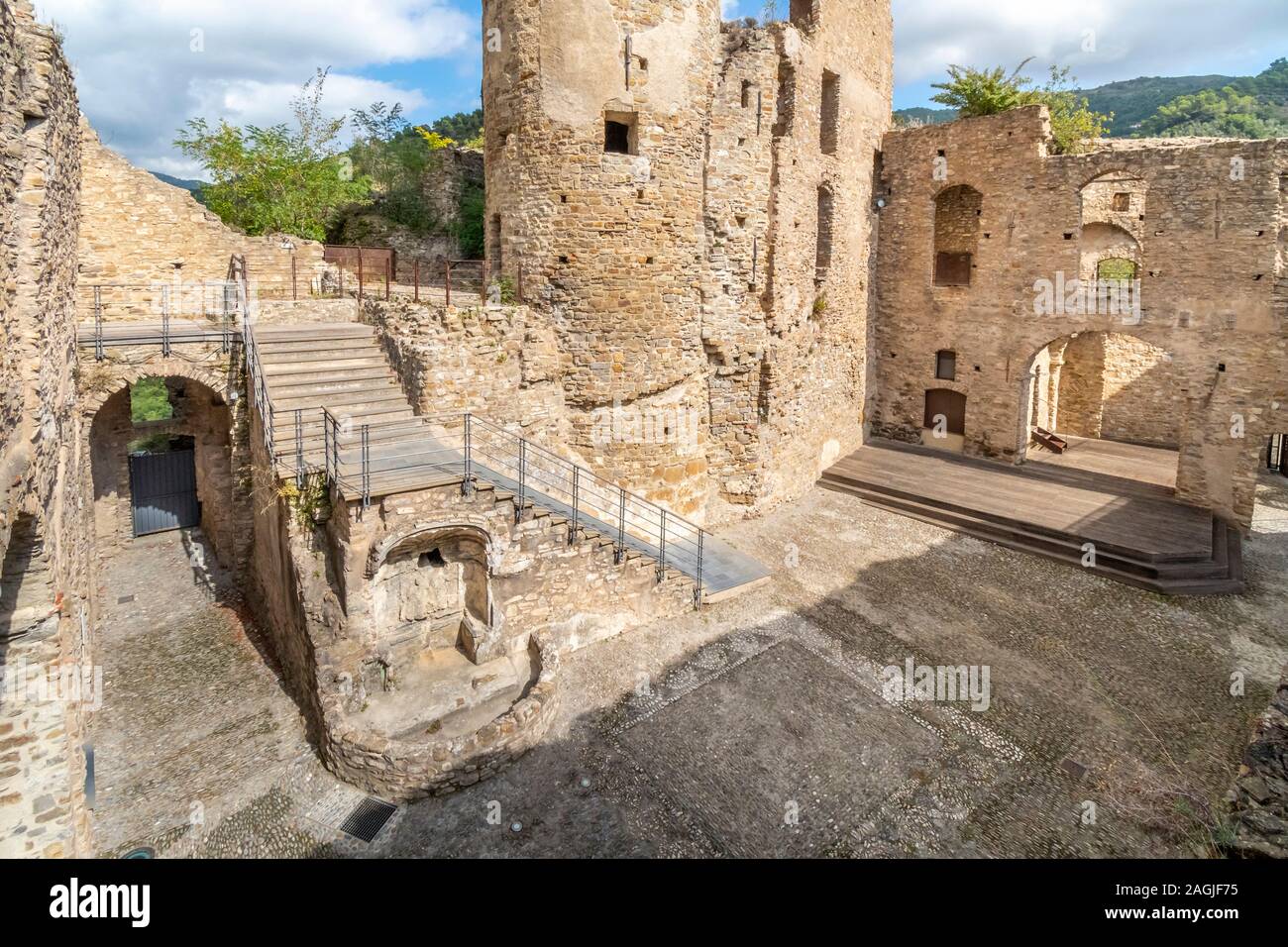 Das Innere der antiken Ruinen von Doria oder Castrum, im 12. Jahrhundert auf einer Bergspitze in der ligurischen Dorf Dolceacqua, Italien Stockfoto
