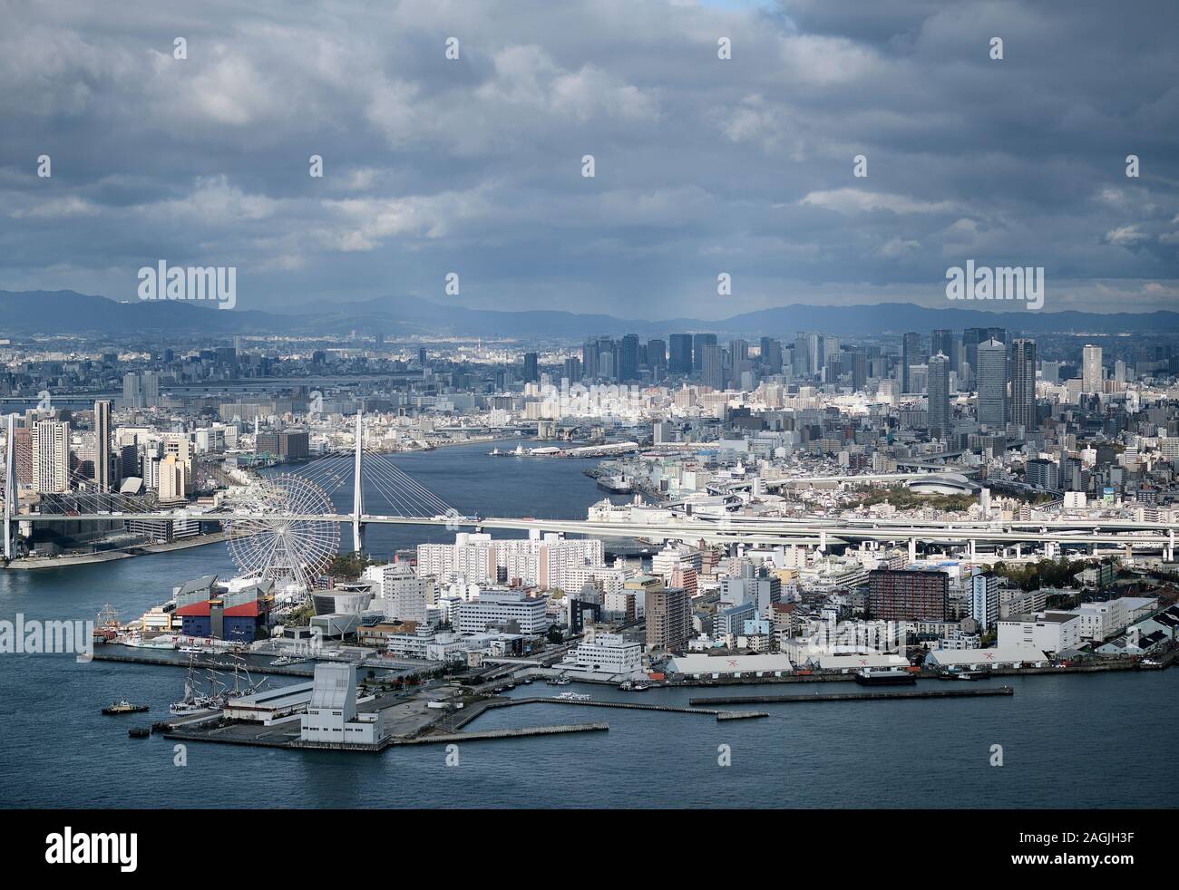 Osaka Bay Waterfront Luftaufnahme,: Tempozan Brücke über Aji Fluss und das Riesenrad in Minato Bezirk, Minato-Ku, Osaka, Japan, 2018. Stockfoto