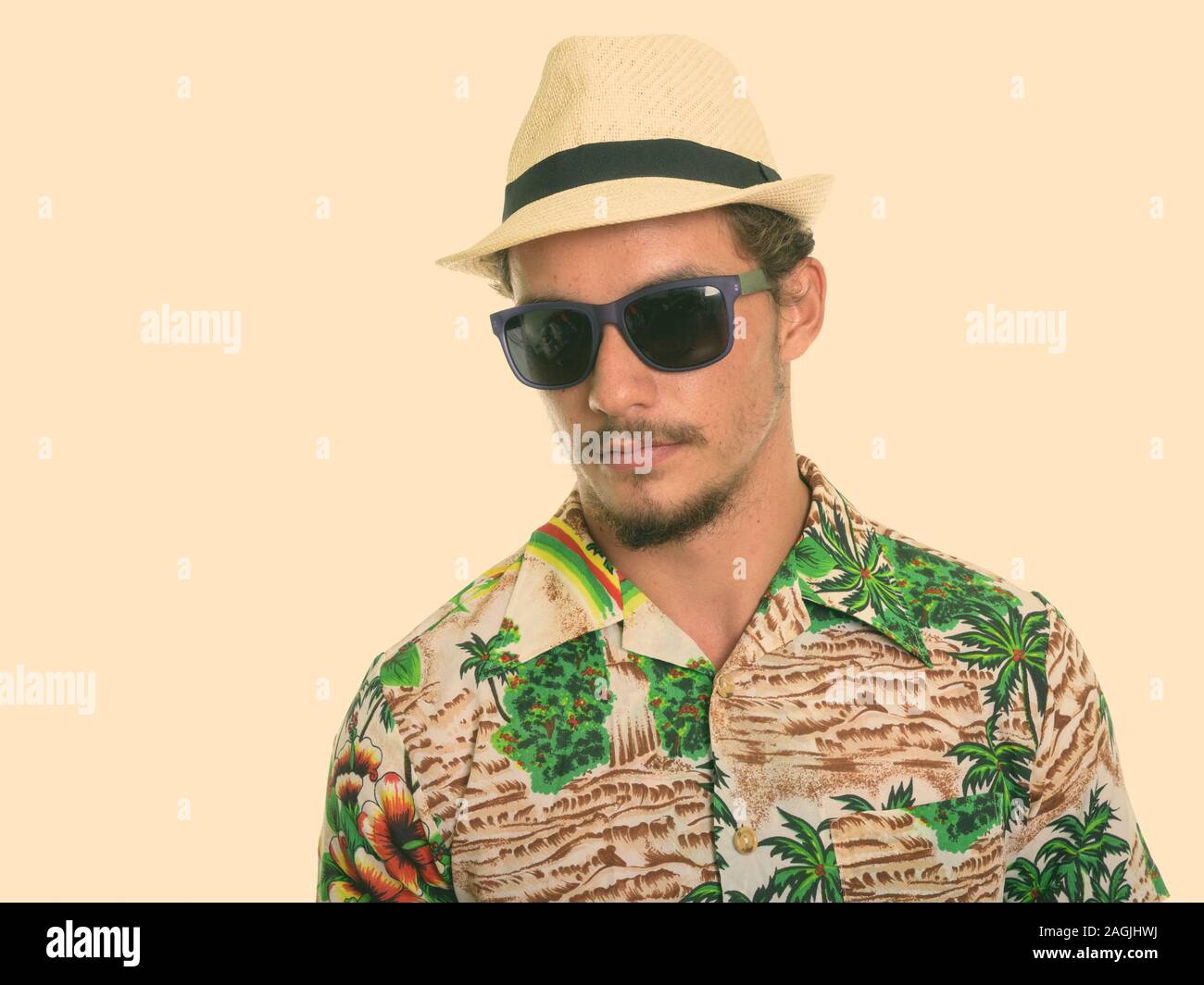 Studio shot der jungen schönen touristischen Mann mit Sonnenbrille vor weißem Hintergrund Stockfoto