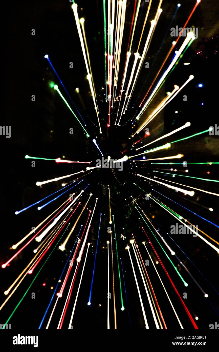 Zoom Effekt Foto von Weihnachten bunte Lichter dynamischem Fokus Bewegung auf schwarzem Hintergrund. Stockfoto