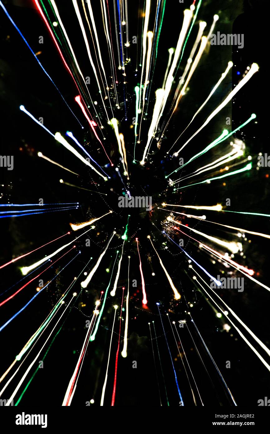 Zoomed Effekt Foto von Weihnachten bunte Lichter mit Streifen auf schwarzem Hintergrund. Stockfoto