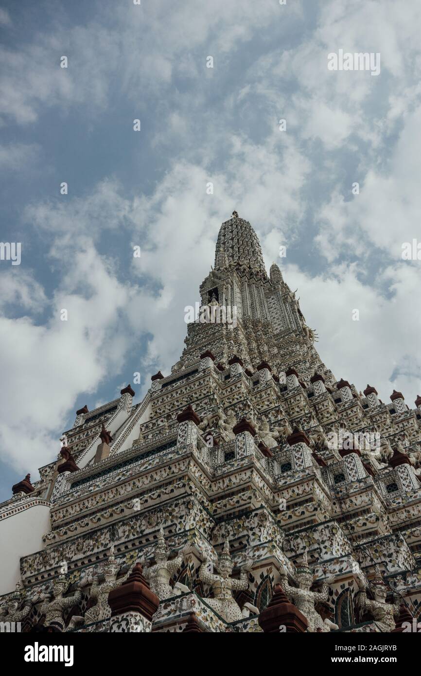 Wat Arun Tempel in Bangkok gegen den blauen Himmel: Majestätisches thailändisches Wahrzeichen, Thailands Tempel der Dämmerung, Goldener Turm Stockfoto