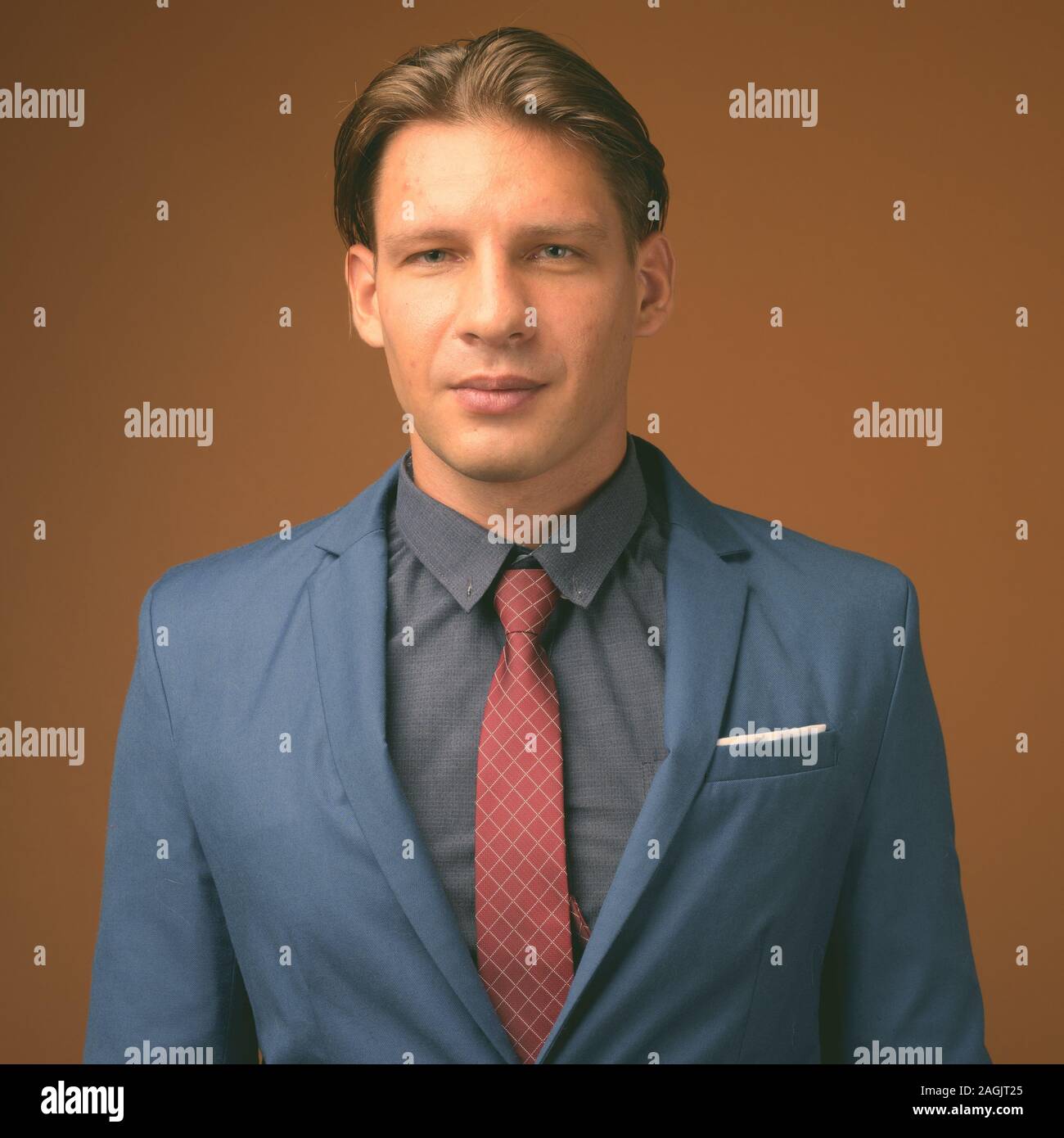 Studio shot der Geschäftsmann gegen braunen Hintergrund Stockfoto