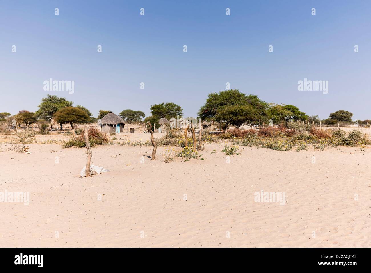 Kleines Dorf Zere in der Kalahari Wüste in der Nähe von Rakops, Central District, Botswana, Afrika Stockfoto