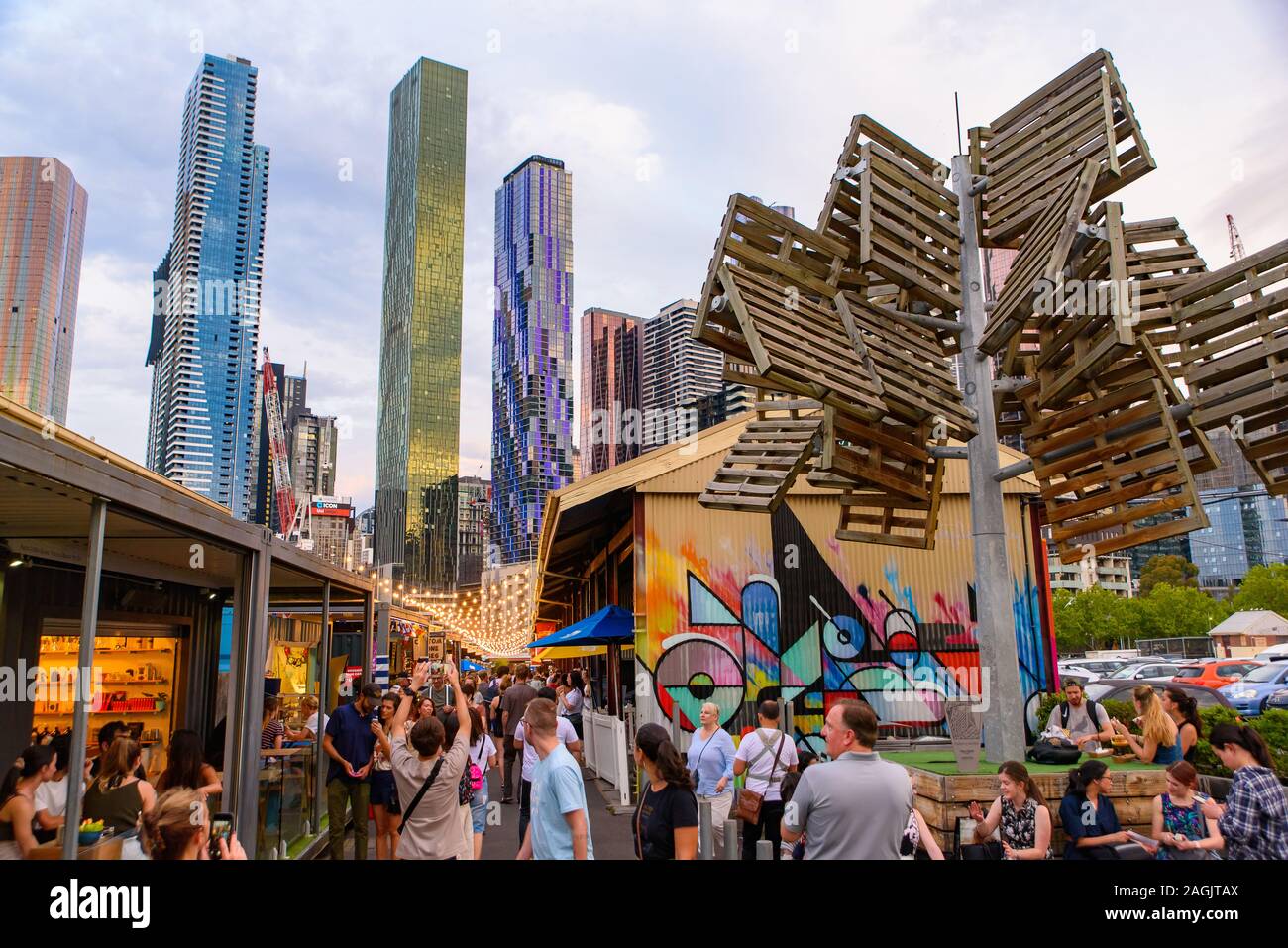 Queen Victoria Nacht Markt für den Sommer mit Wolkenkratzern im Hintergrund in Melbourne, Australien Stockfoto