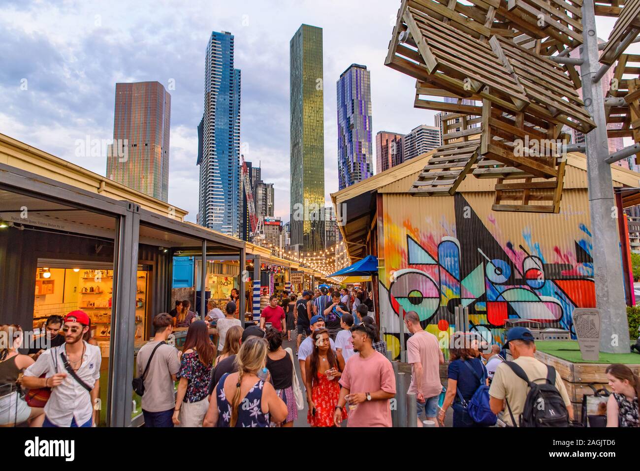 Queen Victoria Nacht Markt für den Sommer mit Wolkenkratzern im Hintergrund in Melbourne, Australien Stockfoto