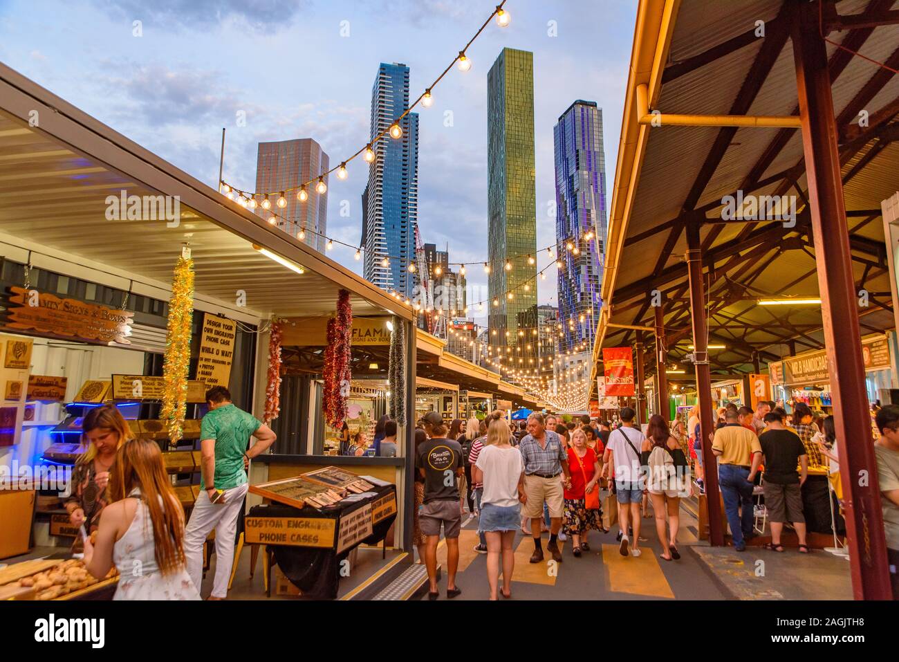 Queen Victoria Nacht Markt für den Sommer mit Wolkenkratzern im Hintergrund in Melbourne, Australien Stockfoto