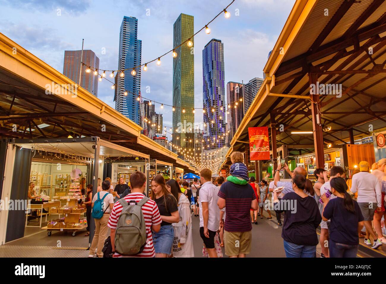 Queen Victoria Nacht Markt für den Sommer mit Wolkenkratzern im Hintergrund in Melbourne, Australien Stockfoto