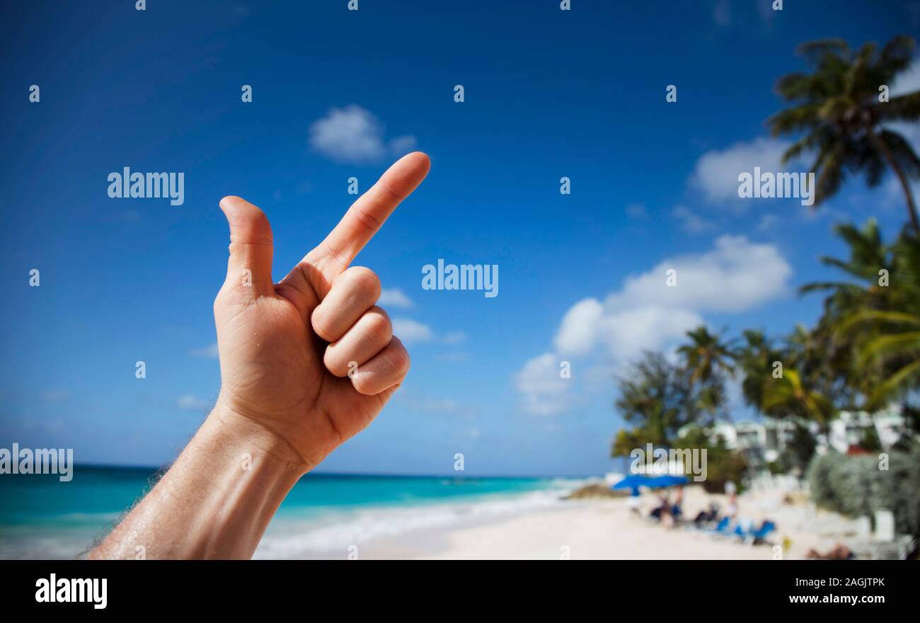 Sommer auf Barbados Insel. Exotische Ferien. Palmen. Türkisblaues Wasser. Sonnigen blauen Himmel. Schönen, weißen Sandstrand. Stockfoto