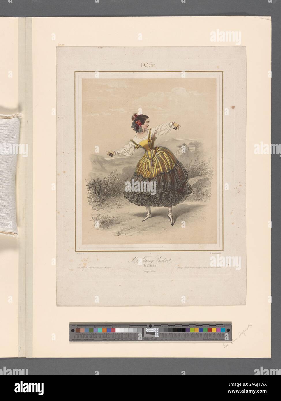 Volle Länge, Front rechts, rechts Fuß darauf, beide Arme ausgestreckt, gelb gestreiften Kleid mit schwarzer Spitze lagen auf der Unterseite, weiße Bluse, Blumen und Spitze im Haar, Kastagnetten in den Händen; Büsche und Landschaft im Hintergrund.; Mlle Fanny Essler [sic], La cachucha. L'Opéra. Stockfoto