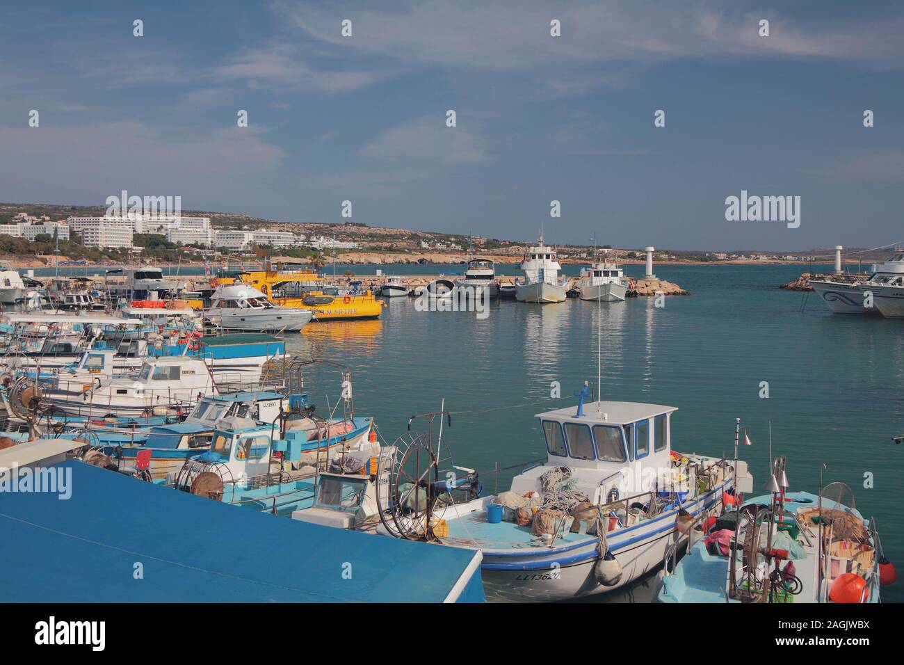 Agia Napa, Zypern - Oct 25,2019: Hafen in Mediterranean Resort Stadt Stockfoto