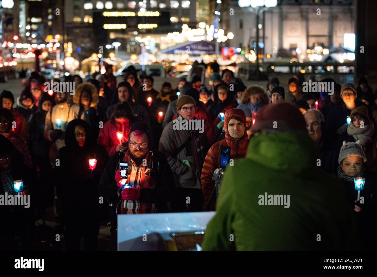 Philadelphia, USA. Dezember, 2019 19. Philadelphians versammelt in Temperaturen unter dem Gefrierpunkt für eine jährliche Obdachlose Denkmal für das Leben der Bürger, die im vergangenen Jahr gestorben sind, und fordert alle Amerikaner zur Beendigung der Obdachlosigkeit zu ehren. Quelle: Chris Baker Evens/Alamy Leben Nachrichten. Stockfoto