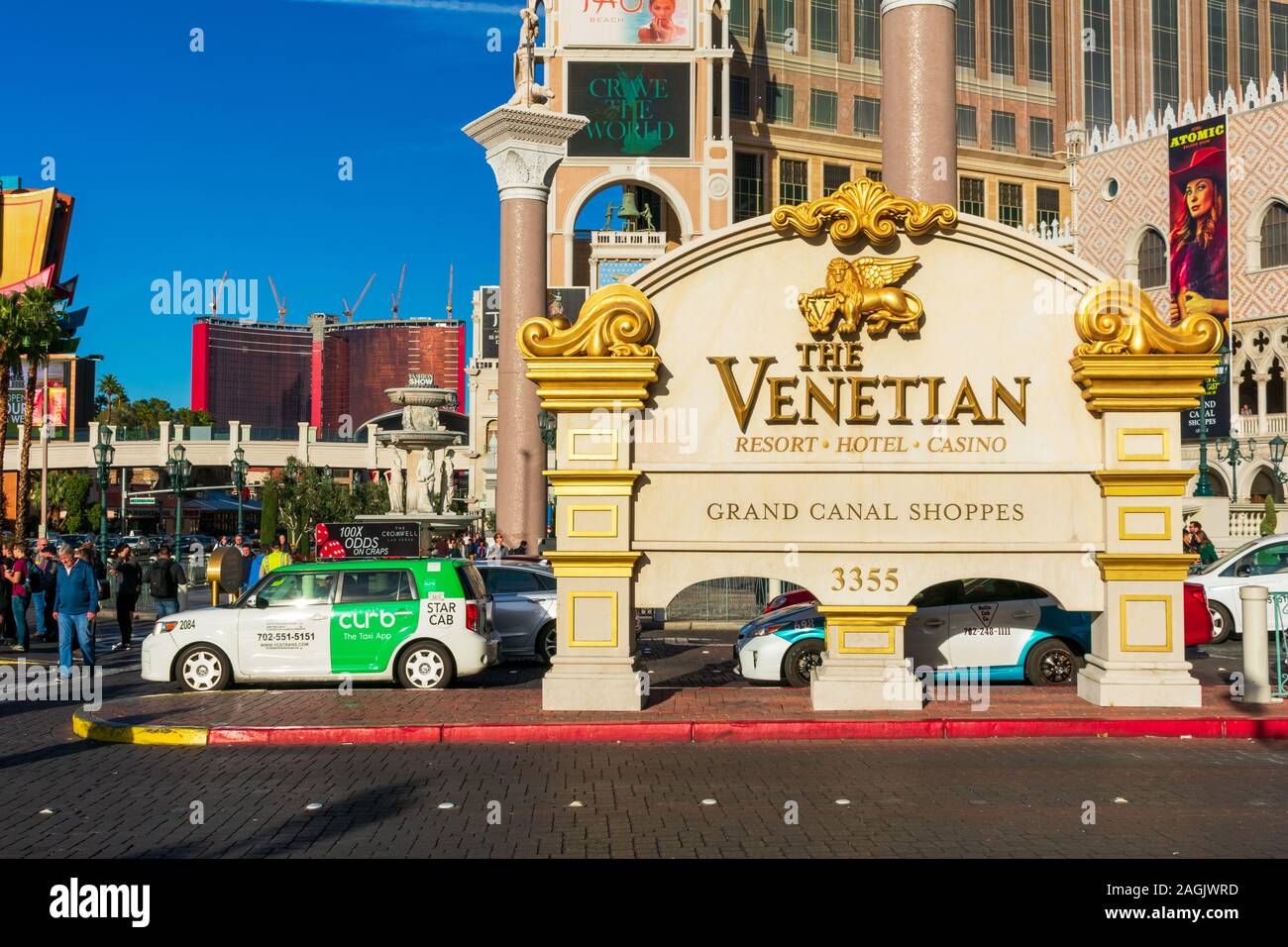 Autos wartet auf Menschen überqueren die Straße in der Nähe des Venezianischen Resort, Hotel, Casino Außenwerbung - Las Vegas, Nevada, USA - Dezember, 2019 Stockfoto