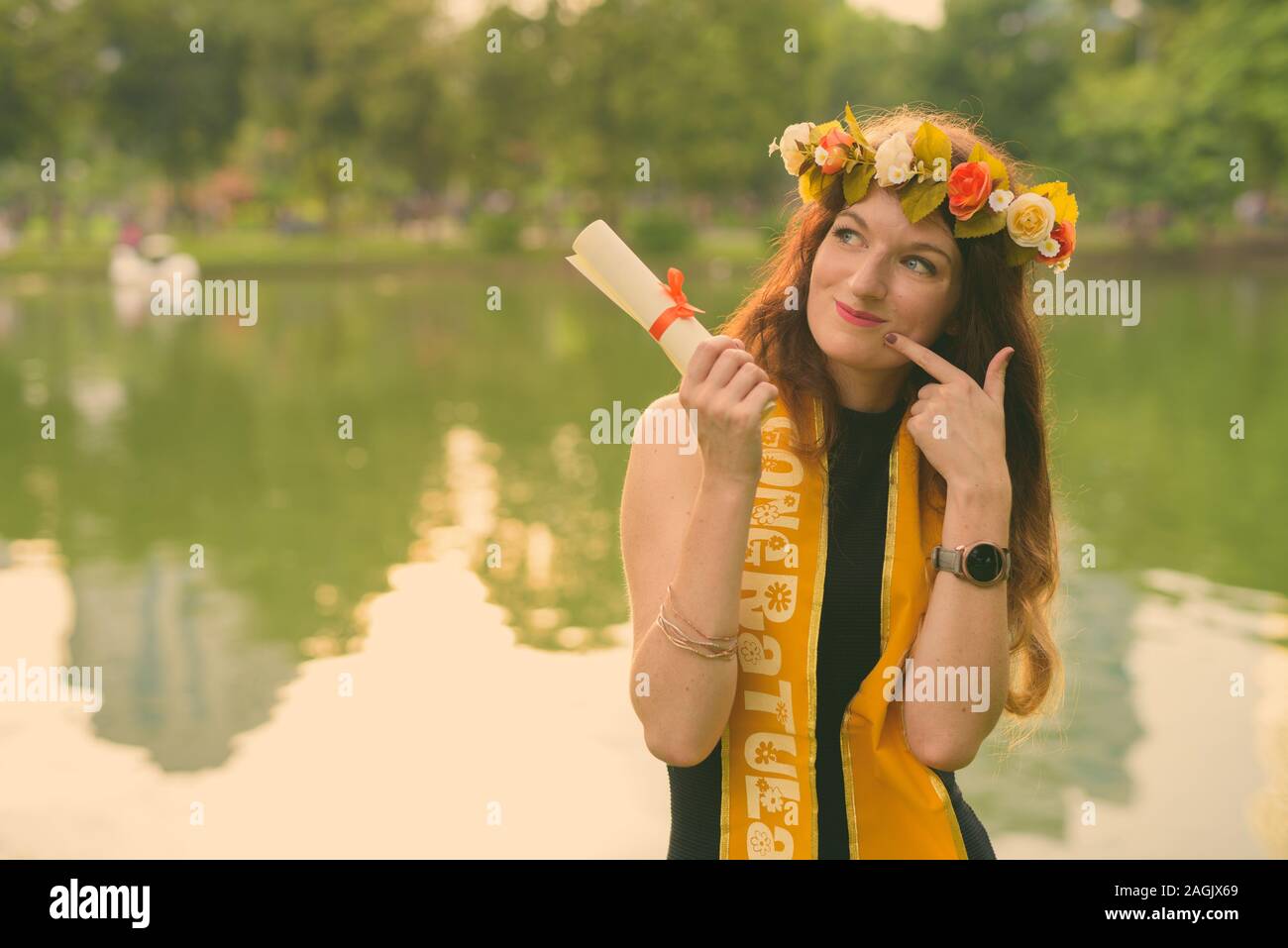 Junge schöne Frau Graduierung im Park in Bangkok, Thailand feiert Stockfoto