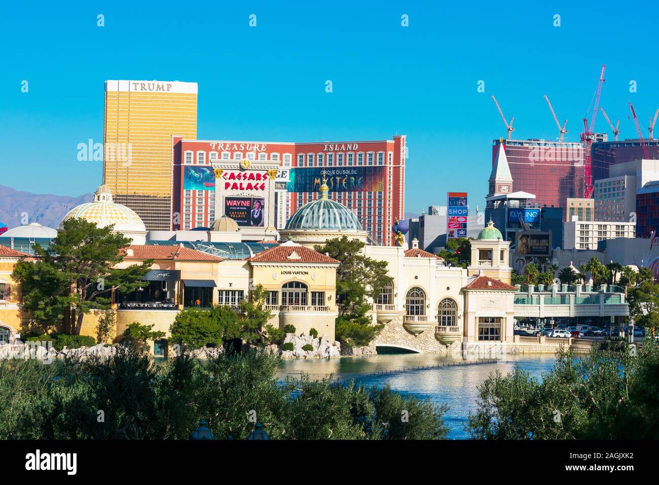 Blick auf den Springbrunnen des Bellagio See von Luxus Hotels, Resorts und Kasinos in Las Vegas, Nevada, USA umgeben - Dezember, 2019 Stockfoto