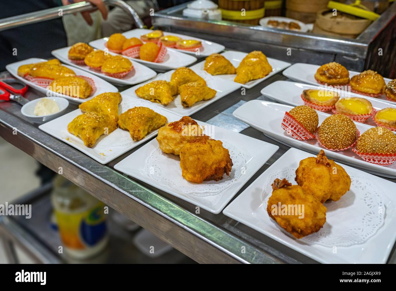 Sortiment an Chinesische gebratene Knödel und Kuchen in dimsum Restaurant Stockfoto