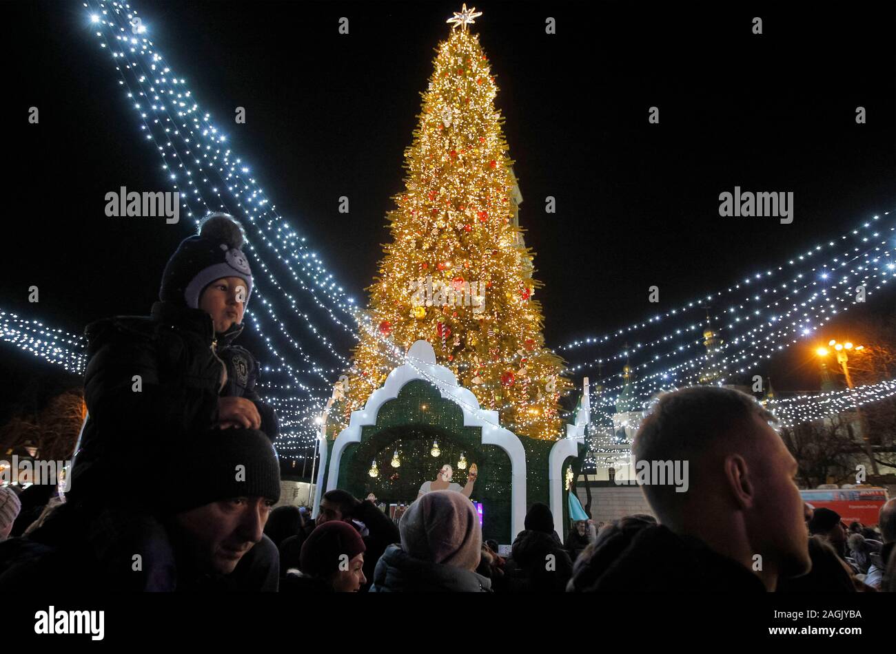 Kiew, Ukraine. 19 Dez, 2019. Der Weihnachtsbaum, die während der Zeremonie in der St. Sophia in Kiew. Die wichtigsten Weihnachtsbaum des Landes, deren Höhe mehr als 20 Meter hoch, ist mit etwa Tausend themed Spielwaren und ca. 4 km von bunten Girlanden dekoriert, entsprechend dem offiziellen Portal der ukrainischen Hauptstadt. Riesige Figuren der Nussknacker und Helden der animierten Serie über kosaken "Guard" der Weihnachtsbaum. Die Eröffnung der Ukrainischen main Weihnachtsbaum 2020 fand am 19. Dezember auf St. Nikolaus Tag. Credit: SOPA Images Limited/Alamy leben Nachrichten Stockfoto